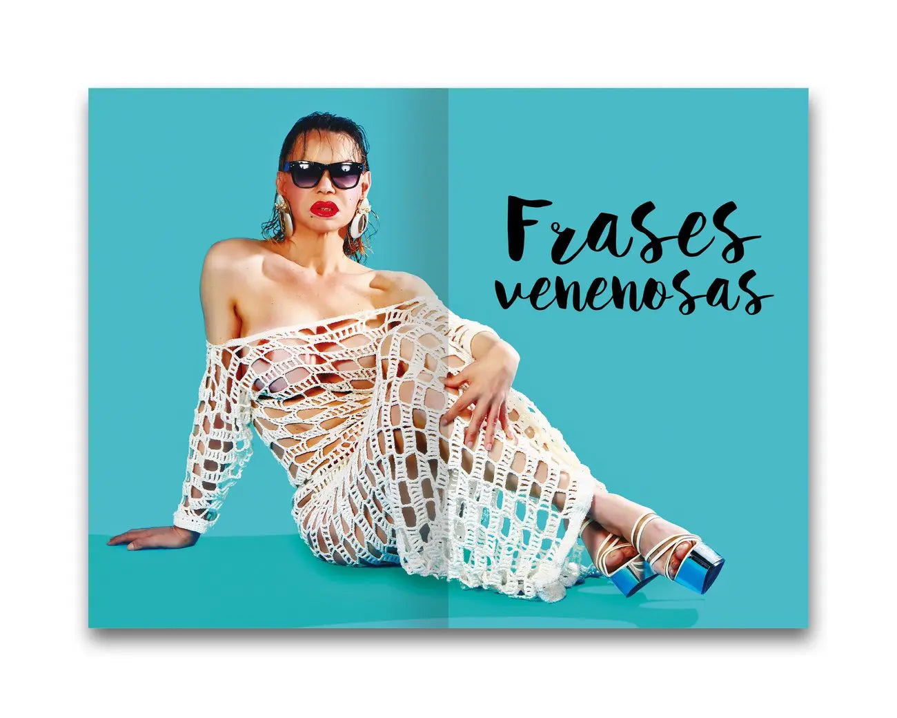 Una mujer con gafas de sol y un vestido de ganchillo blanco posa en una portada de libro.