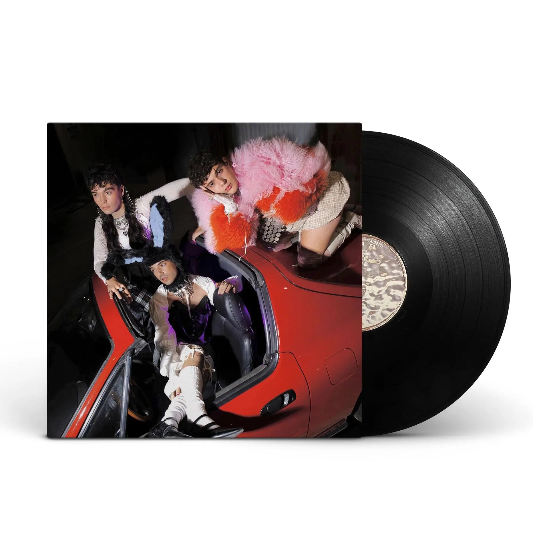 Vinilo firmado de Fades – Metallix con tres personas posando en un coche rojo.