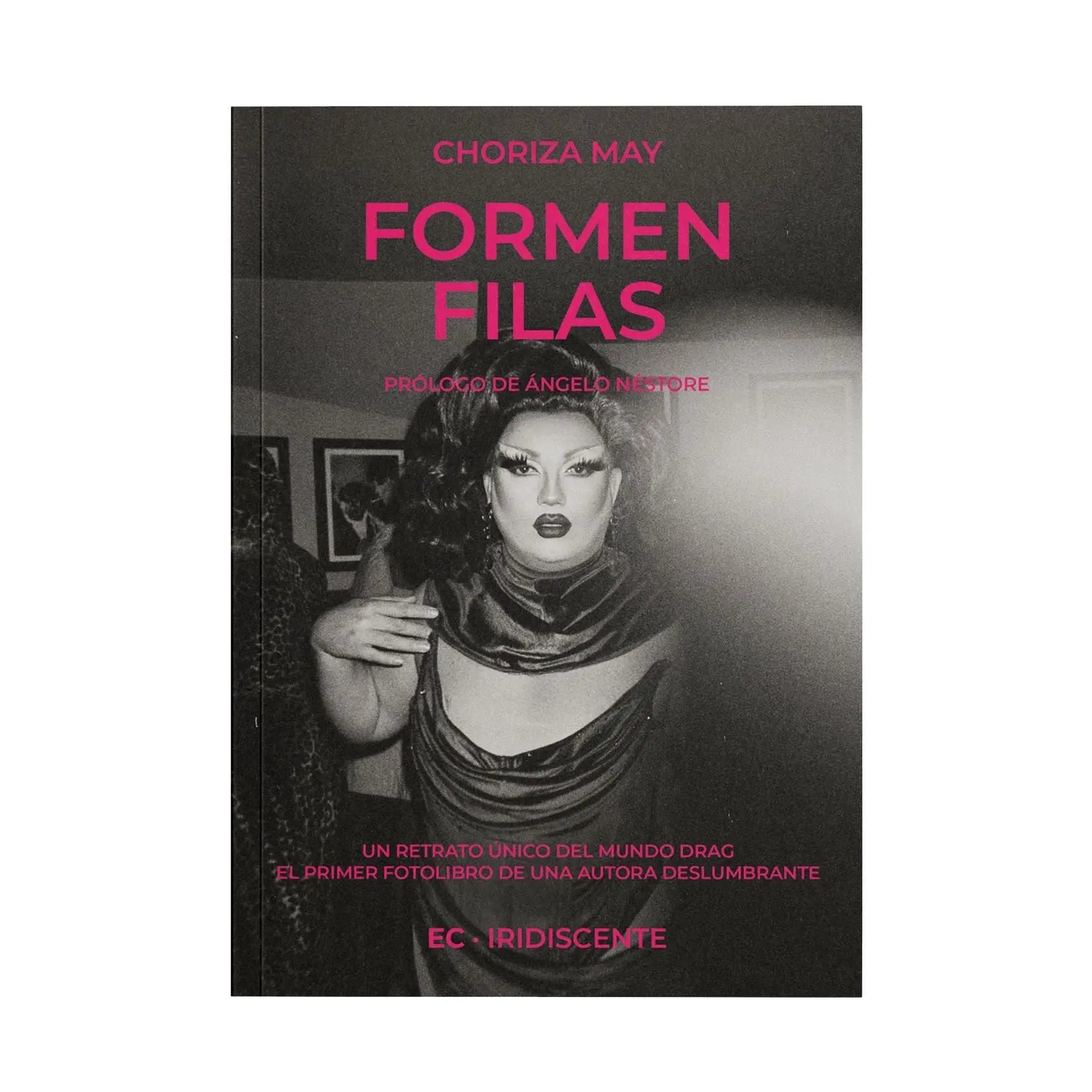 Un libro con una drag queen en la portada, con el título "Formen Filas" en rosa.