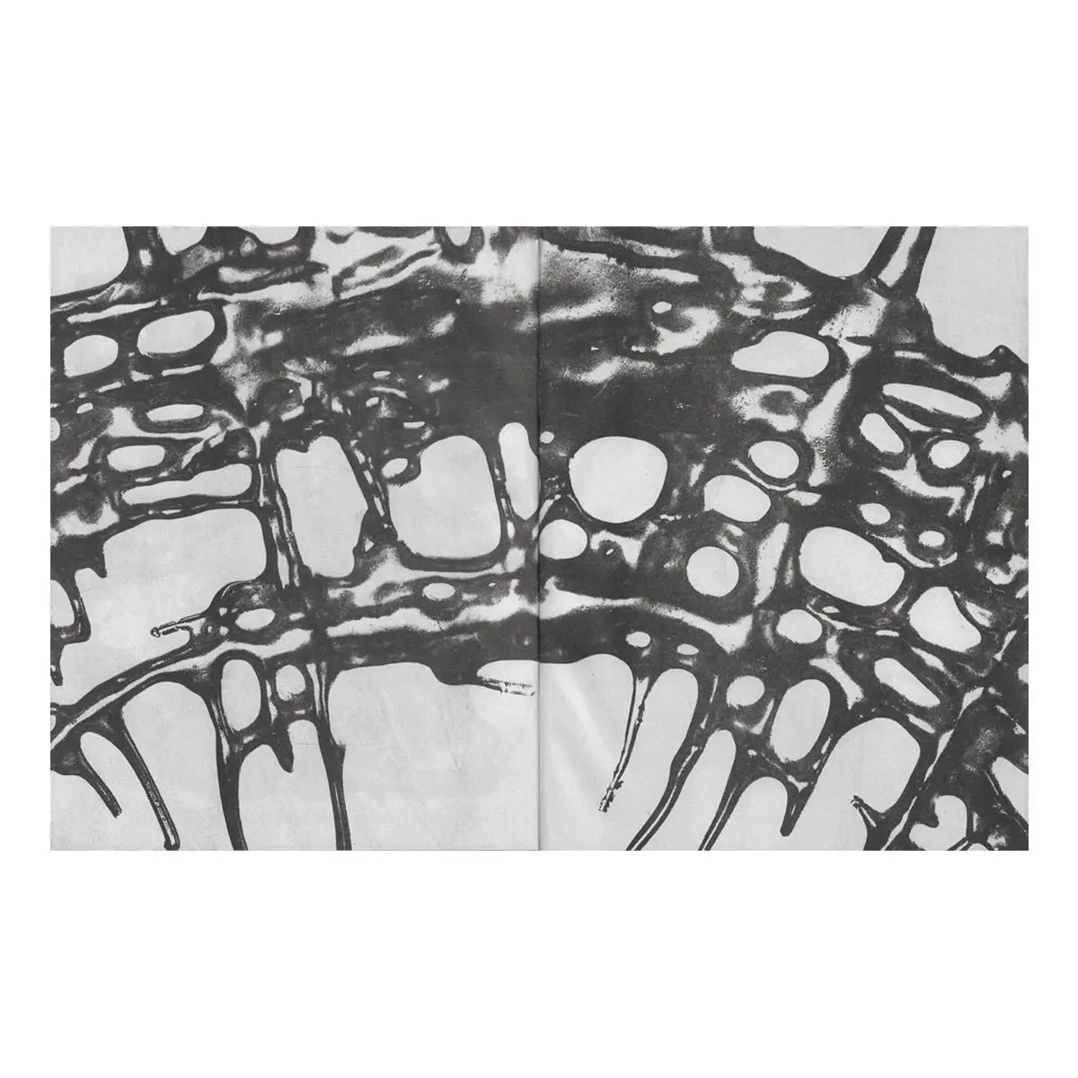 Una imagen en blanco y negro de un patrón abstracto con formas orgánicas.