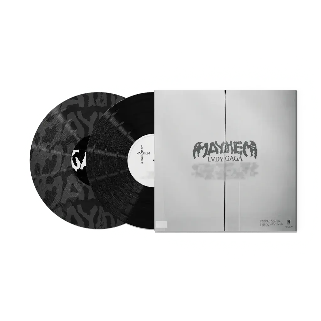 Dos vinilos de Lady Gaga "MAYHEM" en blanco y negro con funda abierta.