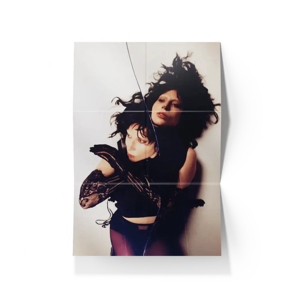 Un póster de Lady Gaga con dos imágenes superpuestas de ella misma.