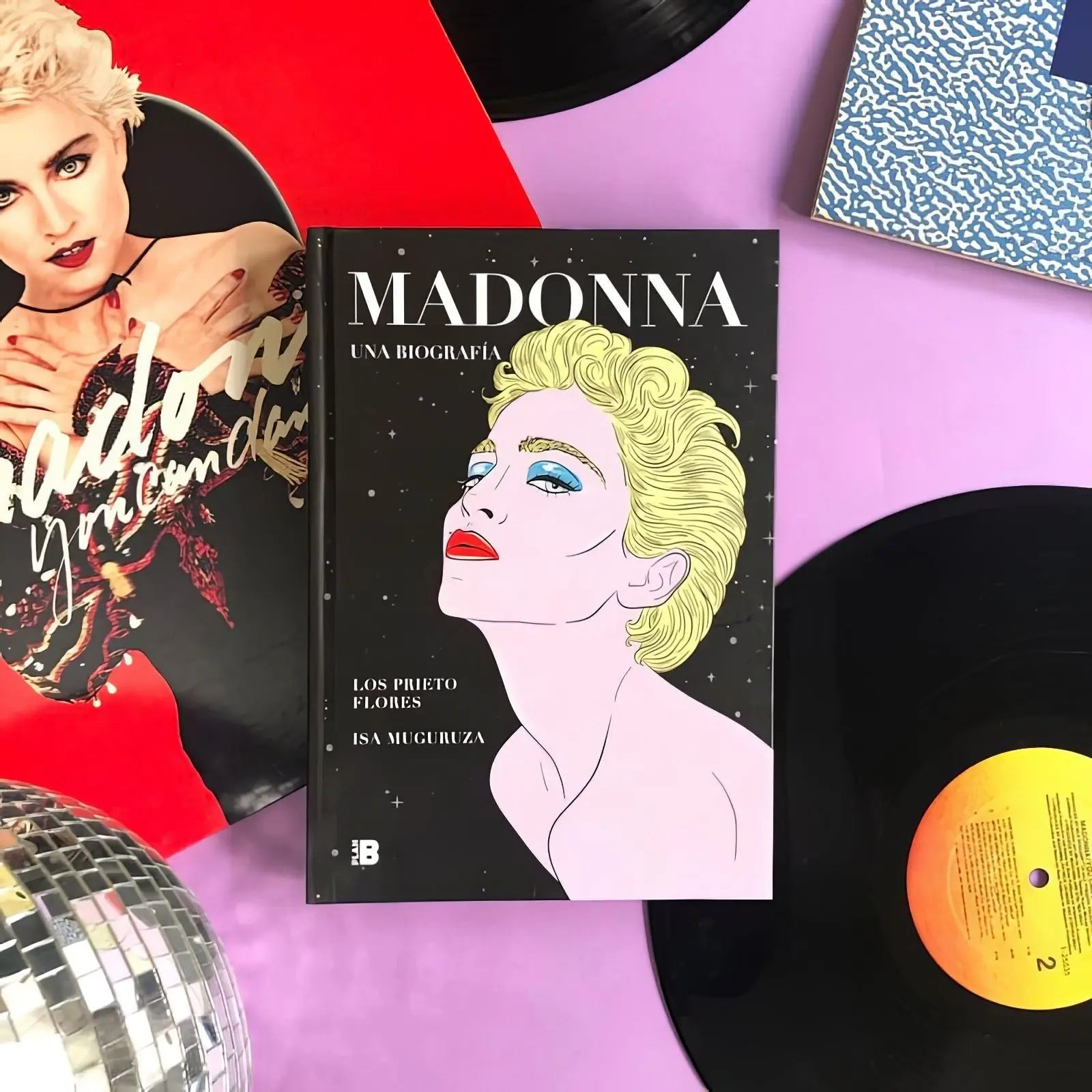 Una biografía de Madonna con una ilustración de ella en la portada, rodeada de discos.