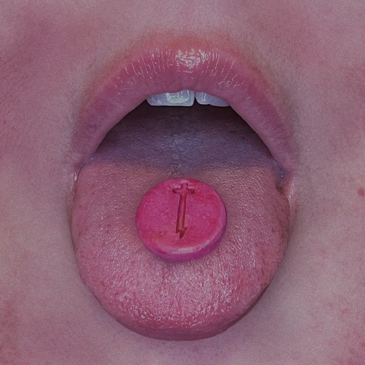 Una boca abierta con una pastilla rosa con una cruz en la lengua.