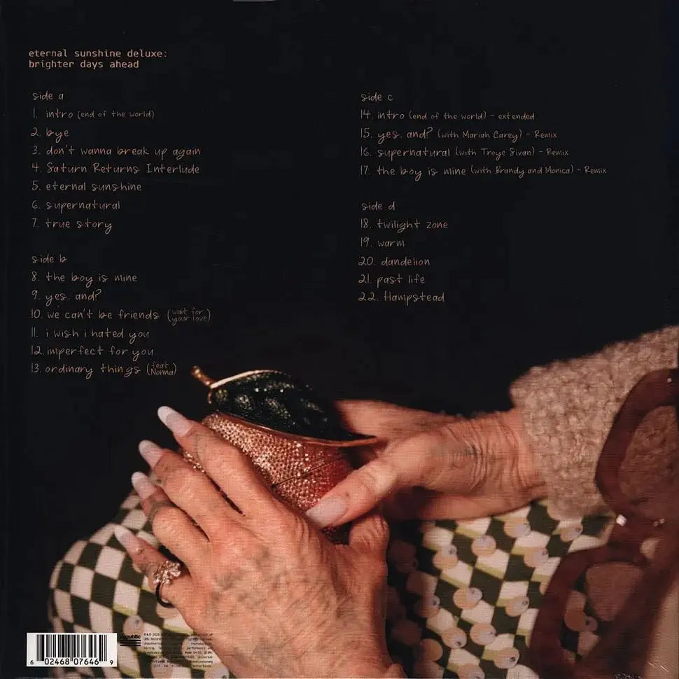 Un vinilo translúcido de Ariana Grande con la lista de canciones y manos sosteniendo un bolso.