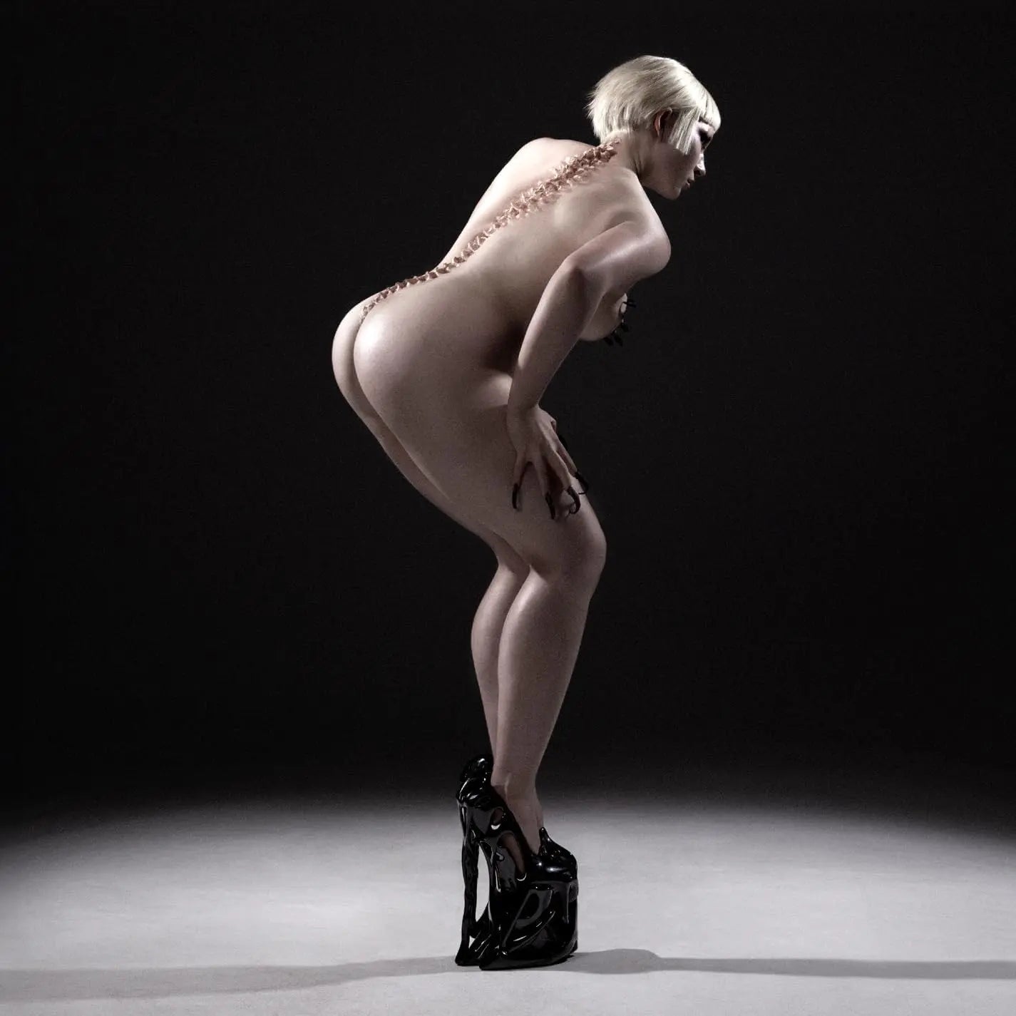 Mujer rubia con tacones altos y una columna vertebral decorativa en la espalda.