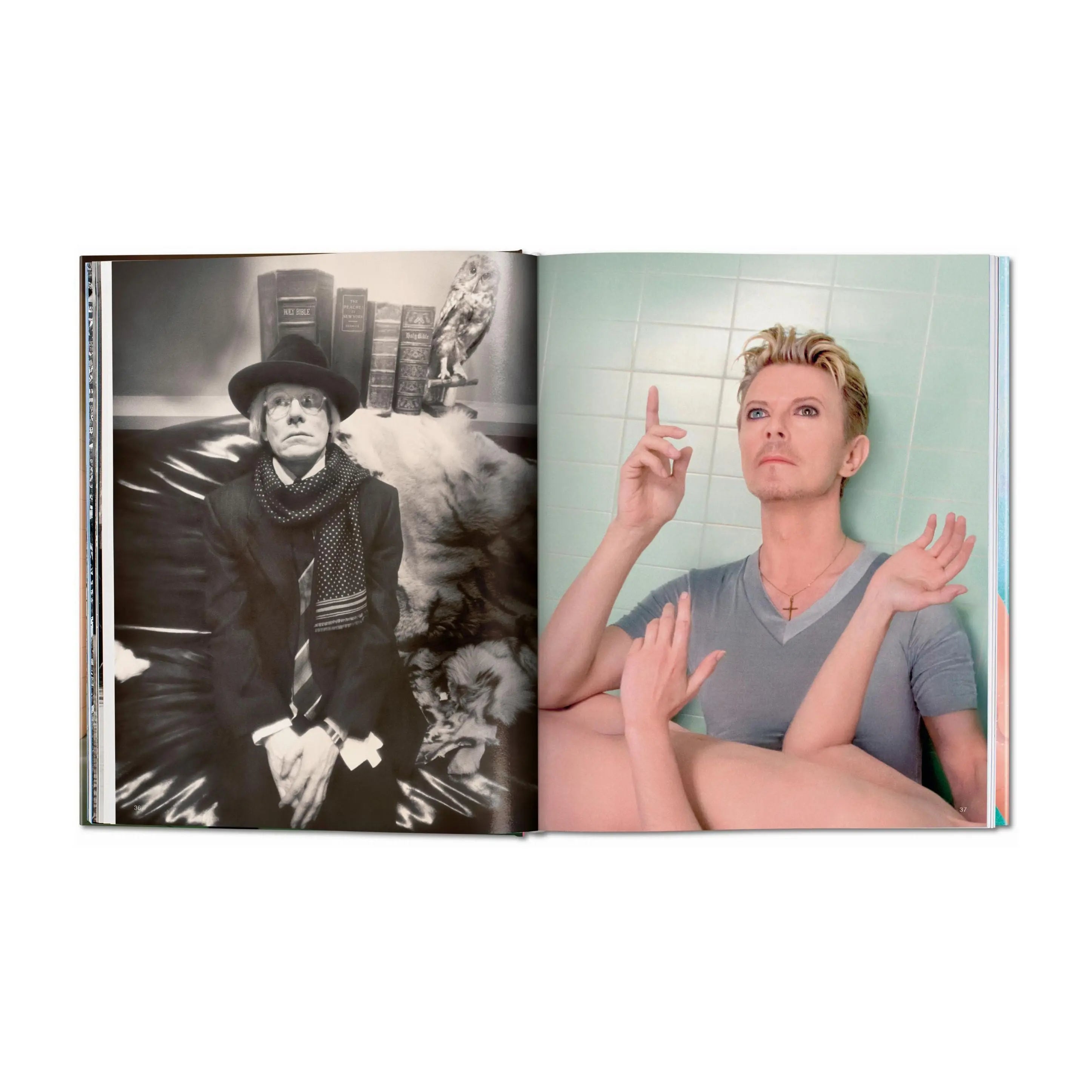 Un libro abierto muestra una foto en blanco y negro de Andy Warhol y una foto en color de David Bowie.