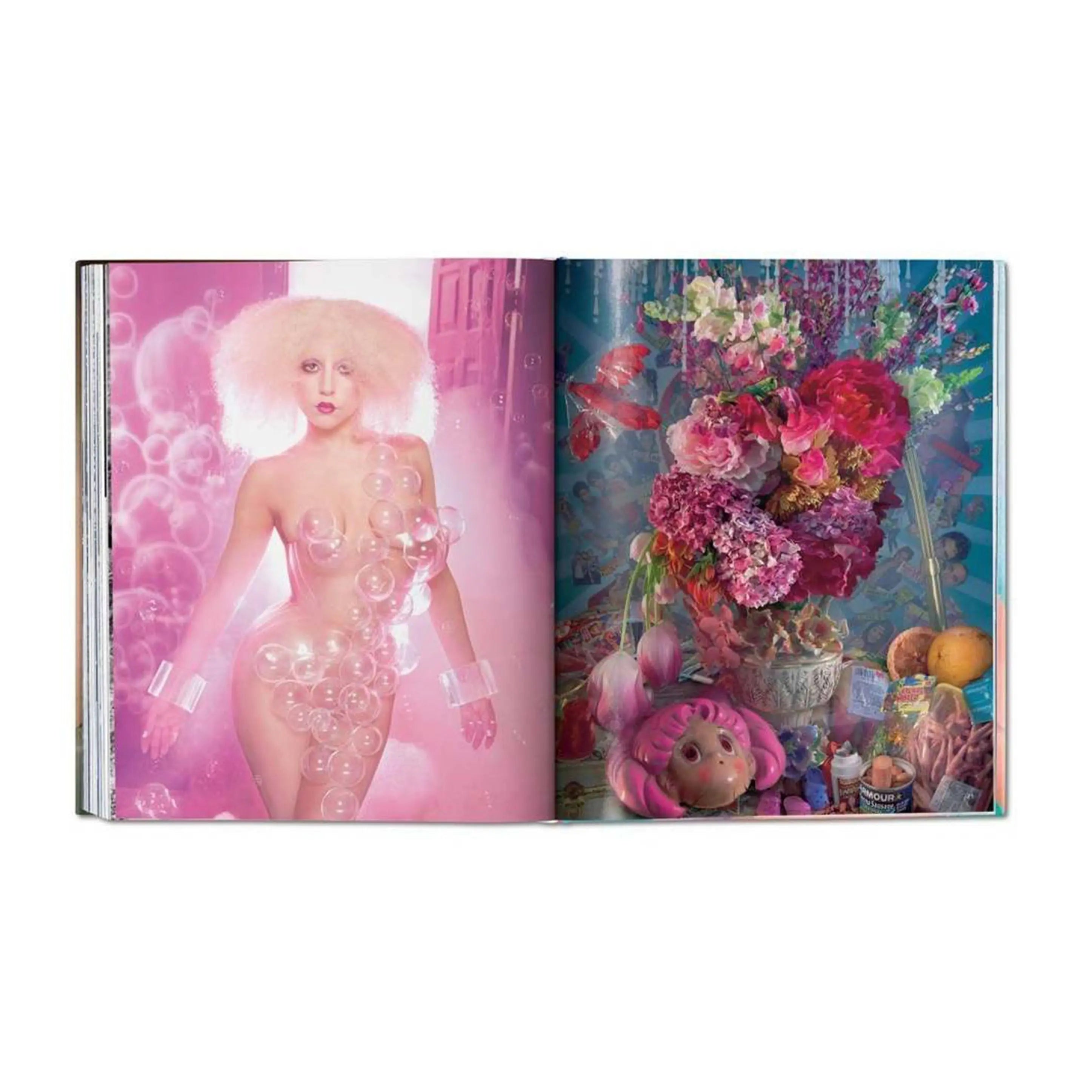 Un libro abierto muestra una imagen de Lady Gaga y un bodegón floral.