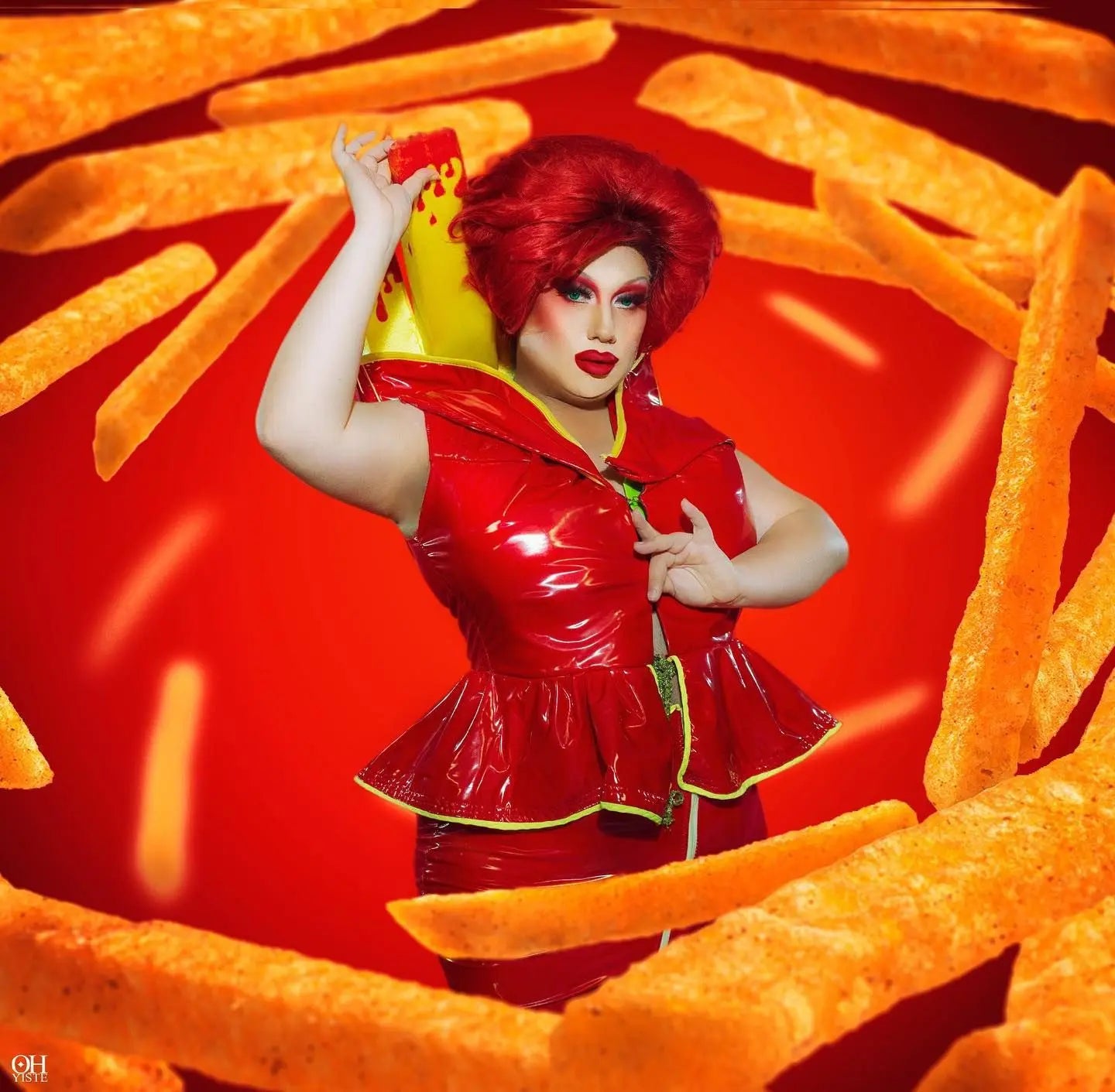 Estrella Xtravaganza en un traje rojo brillante, rodeada de patatas fritas.