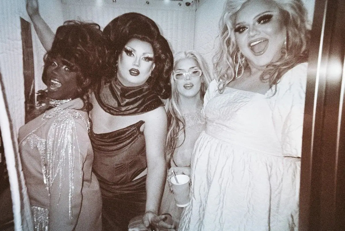 Cuatro drag queens posan para una foto, una de ellas es Choriza May.