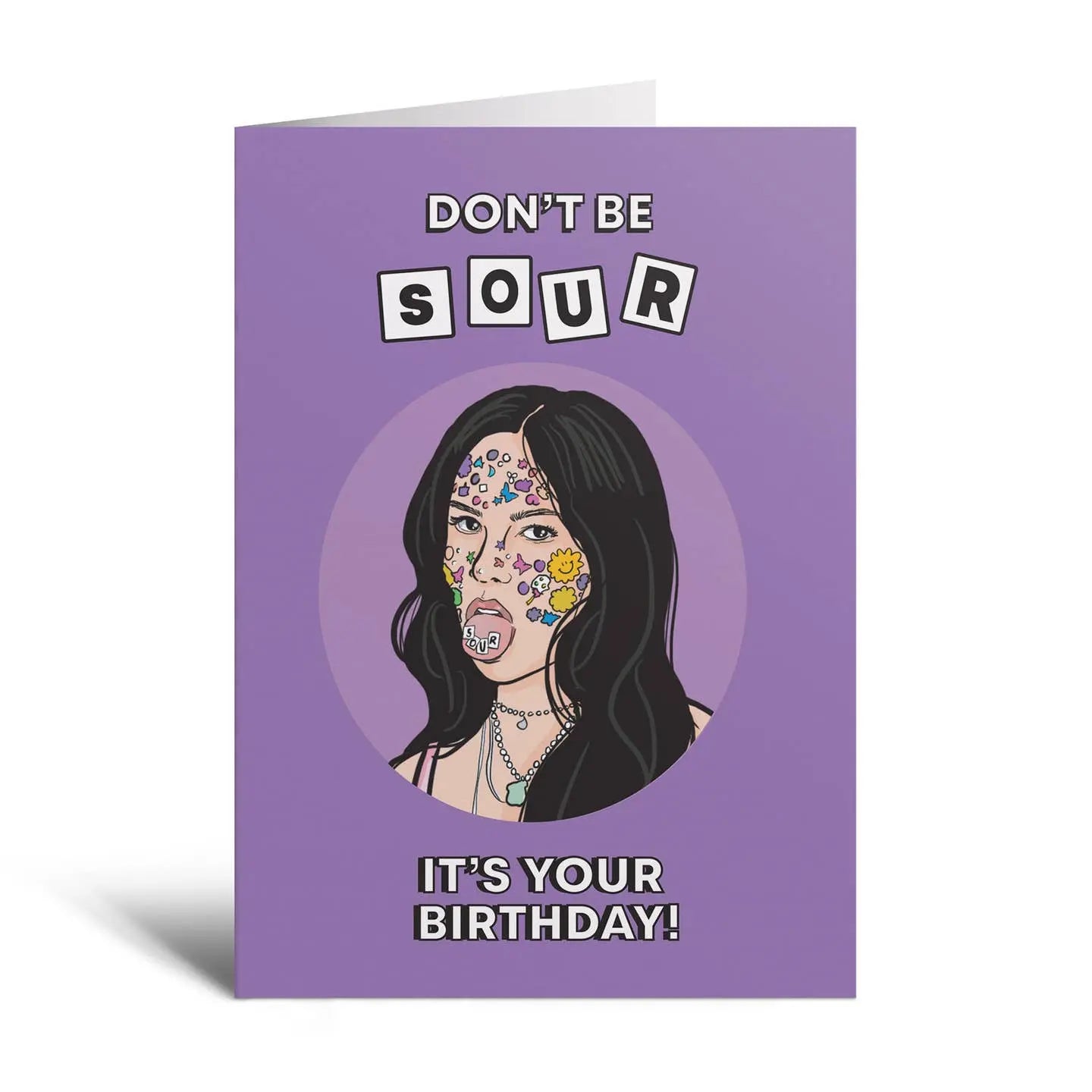 Tarjeta de felicitación morada con la frase "Don't be sour, it's your birthday!"