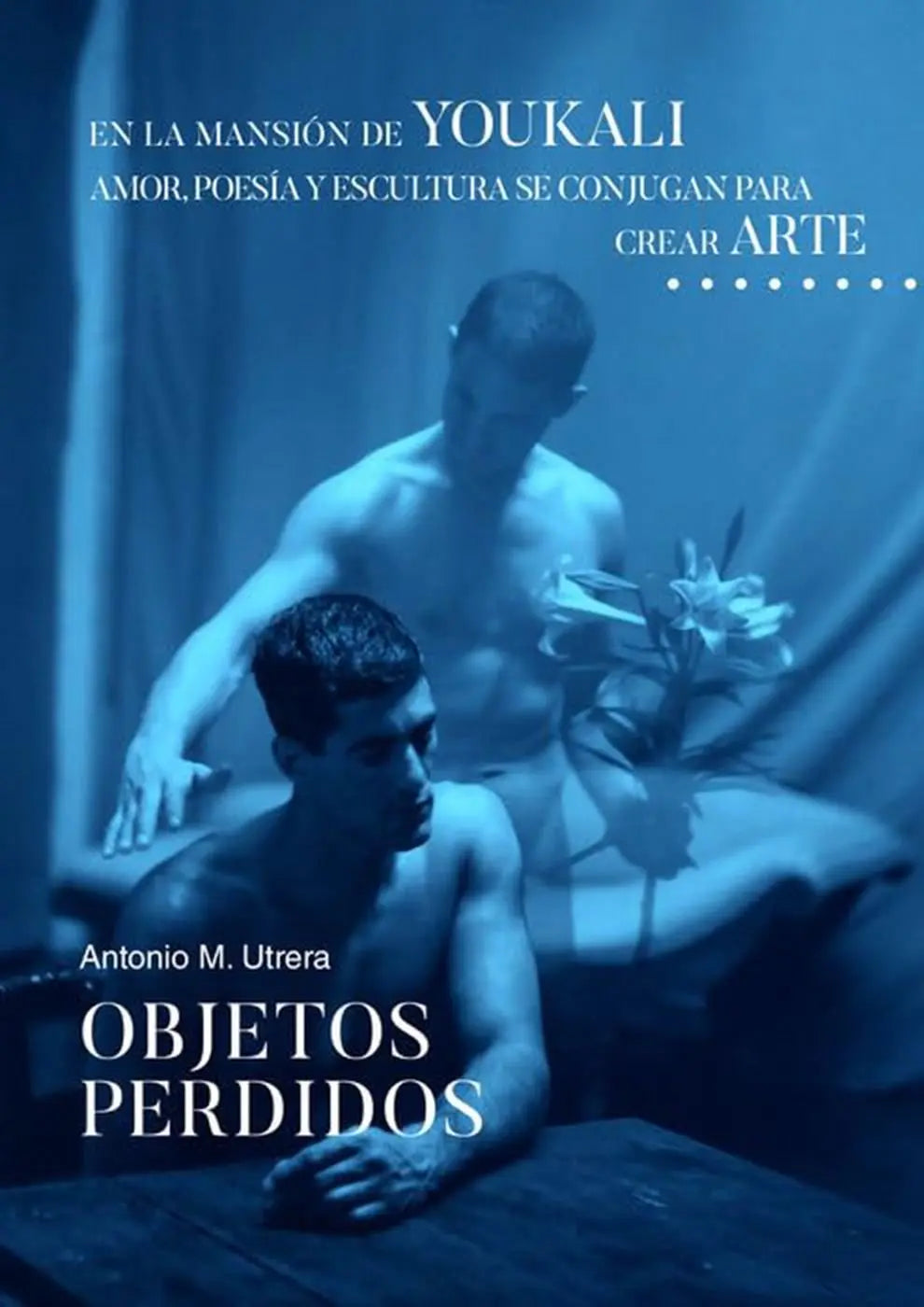Dos hombres sin camisa en tonos azules, uno sentado y el otro detrás, con texto en español.