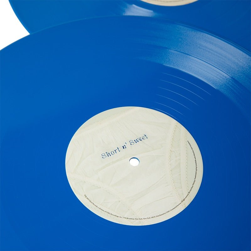 Dos vinilos azules de "Short n' Sweet" con etiquetas blancas.