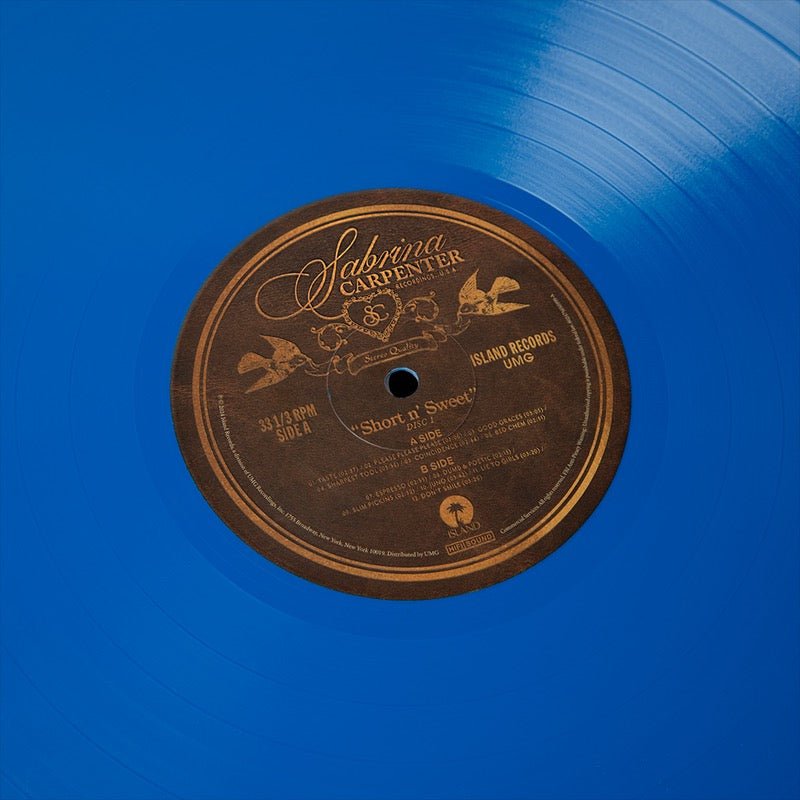 Un vinilo azul de Sabrina Carpenter - Short N' Sweet con la etiqueta del álbum visible.
