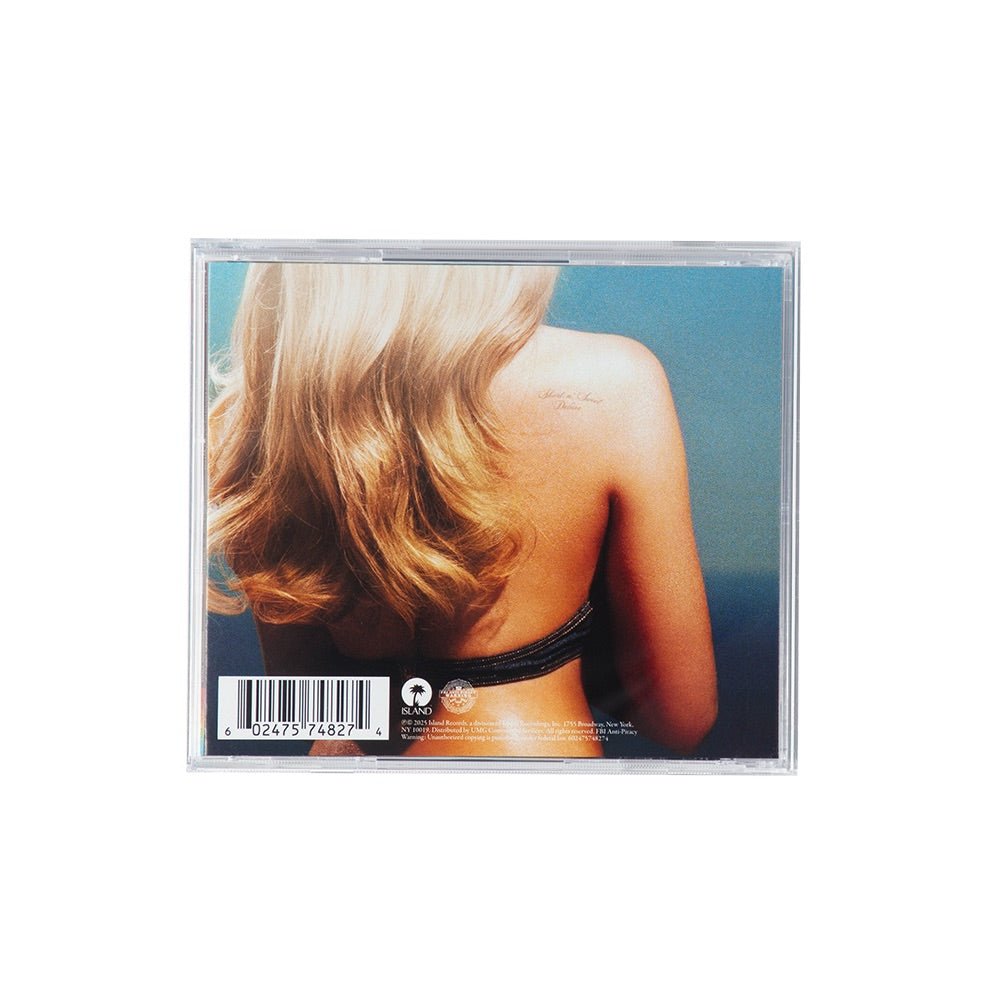 CD de Sabrina Carpenter "Short N' Sweet (Deluxe)" con una mujer rubia de espaldas.