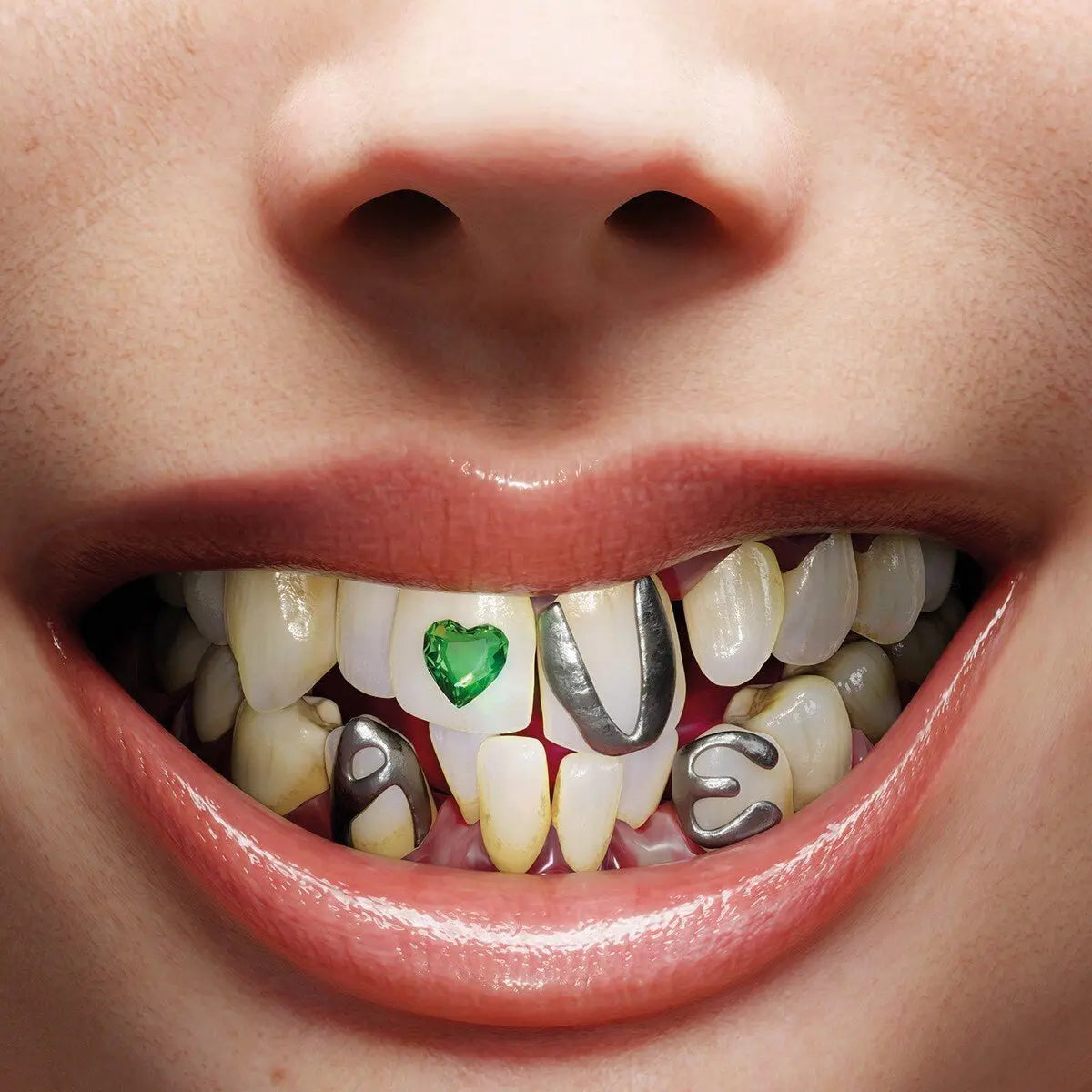 Una boca sonriente con dientes que deletrean "AOVE" con una gema verde en forma de corazón.