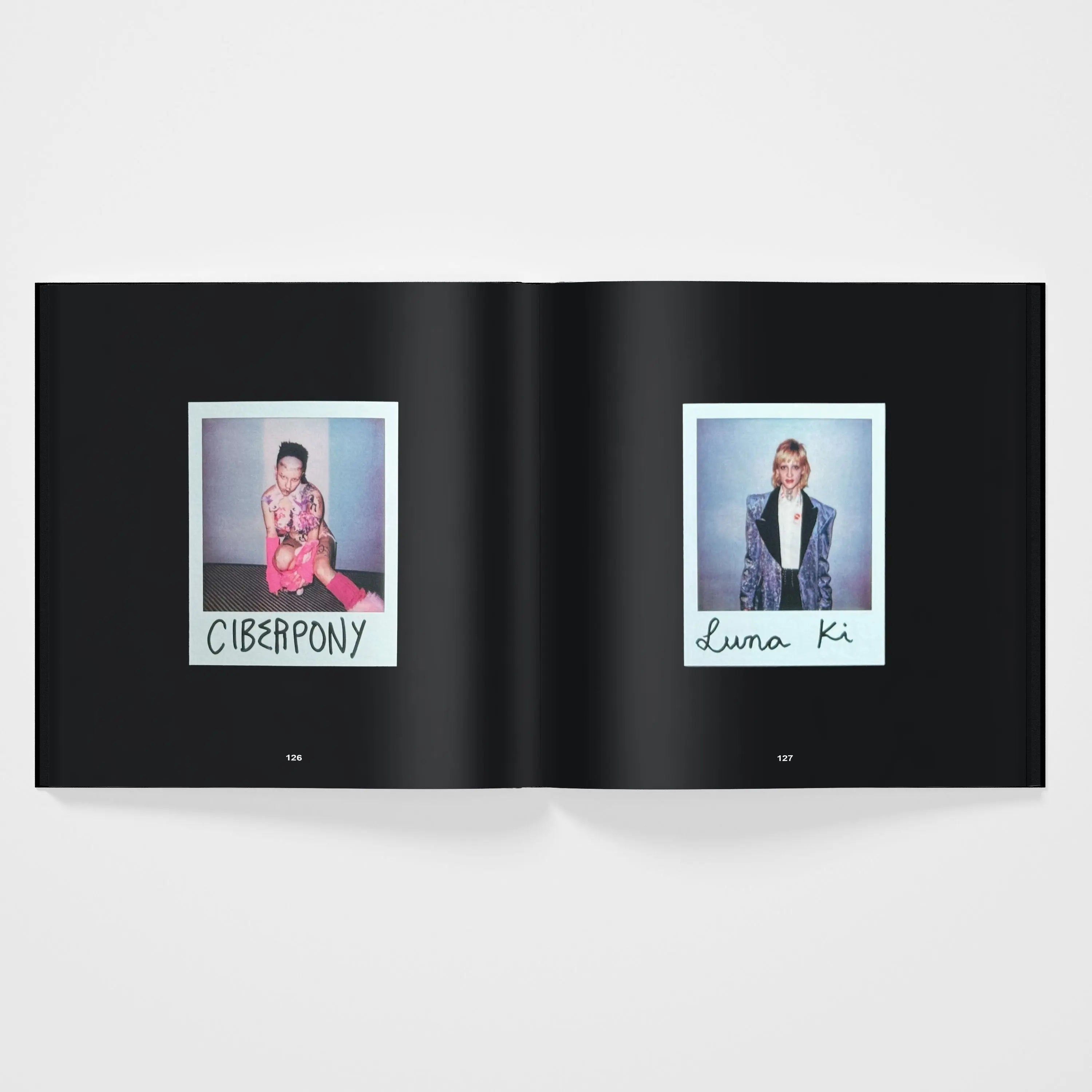 Un libro abierto muestra dos fotos Polaroid con los nombres "Ciberpony" y "Luna Ki".