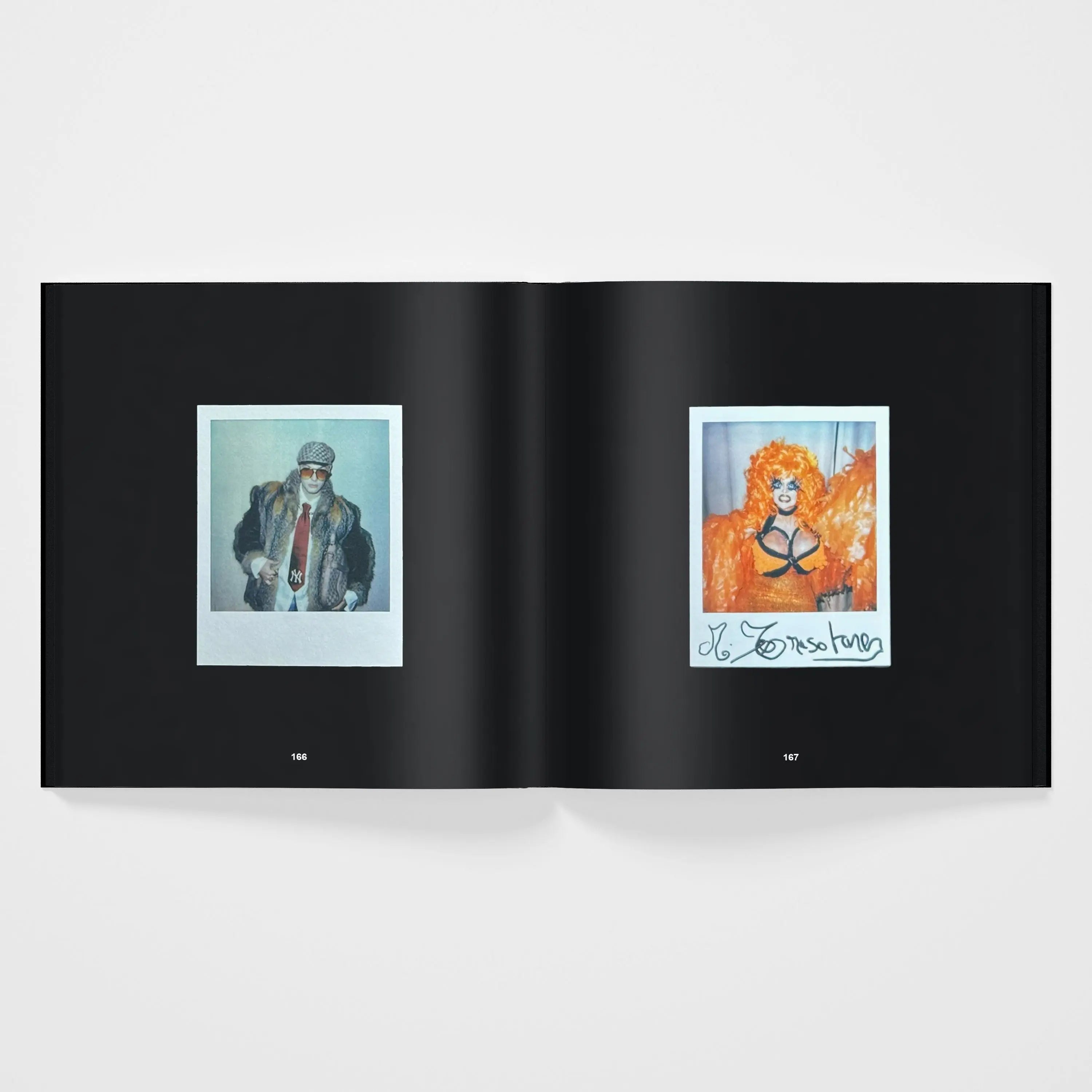 Un libro abierto con dos fotografías Polaroid de personas en atuendos llamativos.