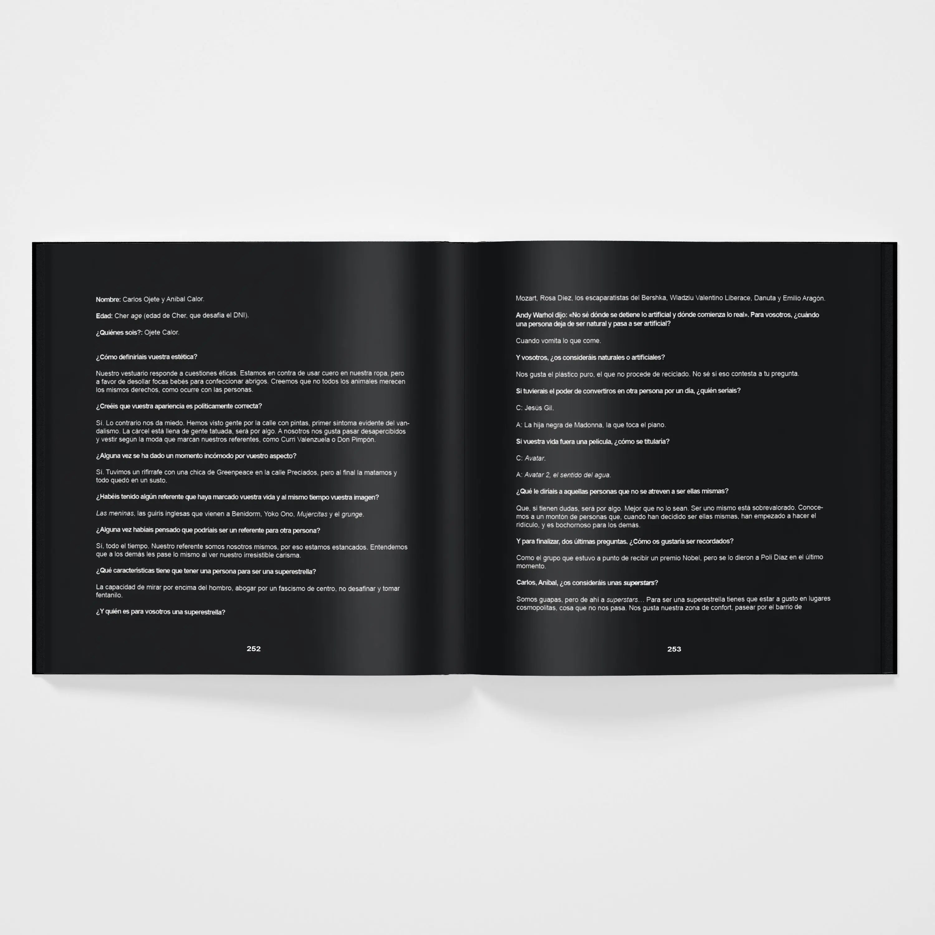 Un libro abierto con texto en español sobre un fondo oscuro.