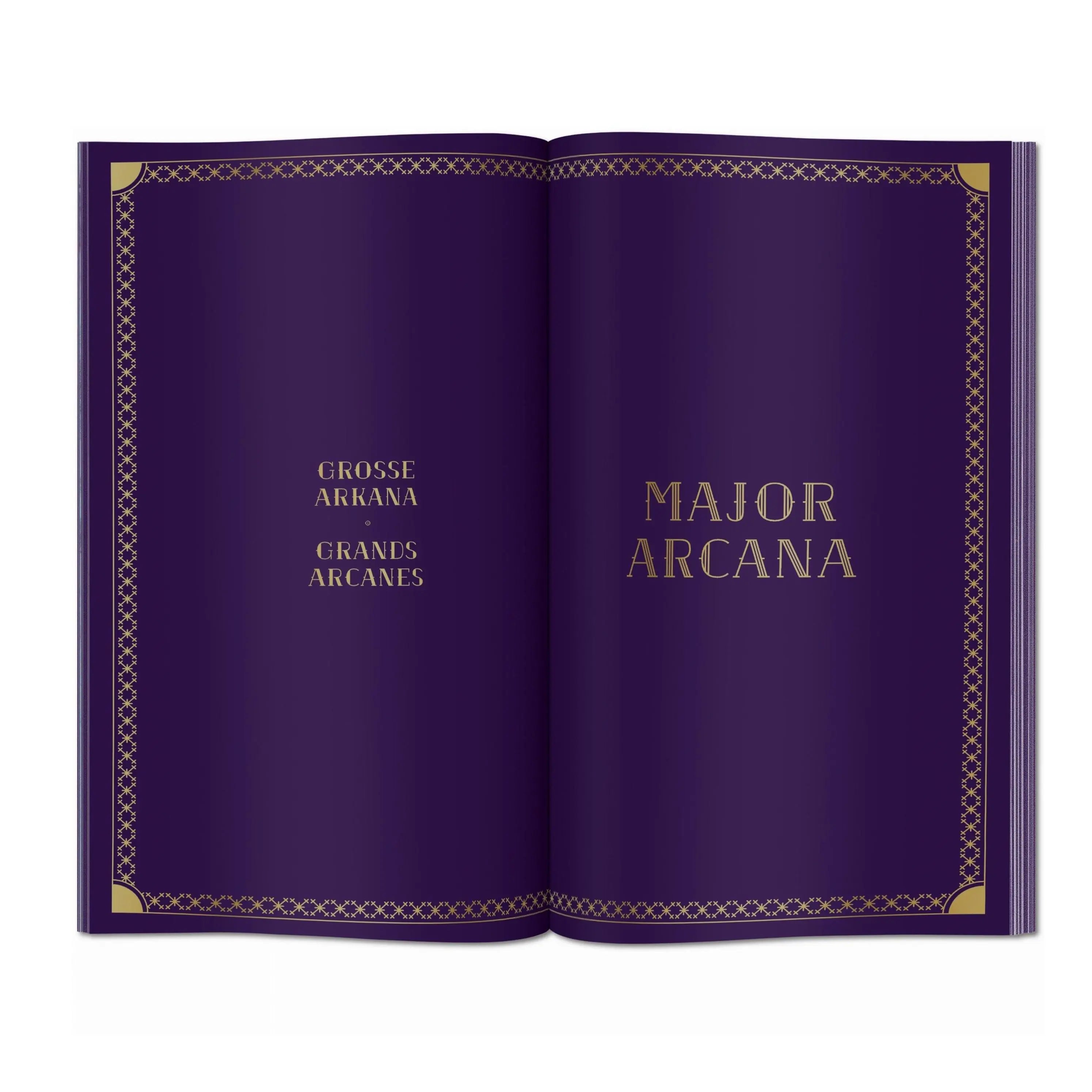 Un libro abierto con páginas moradas y bordes dorados, mostrando "MAJOR ARCANA" en la derecha.
