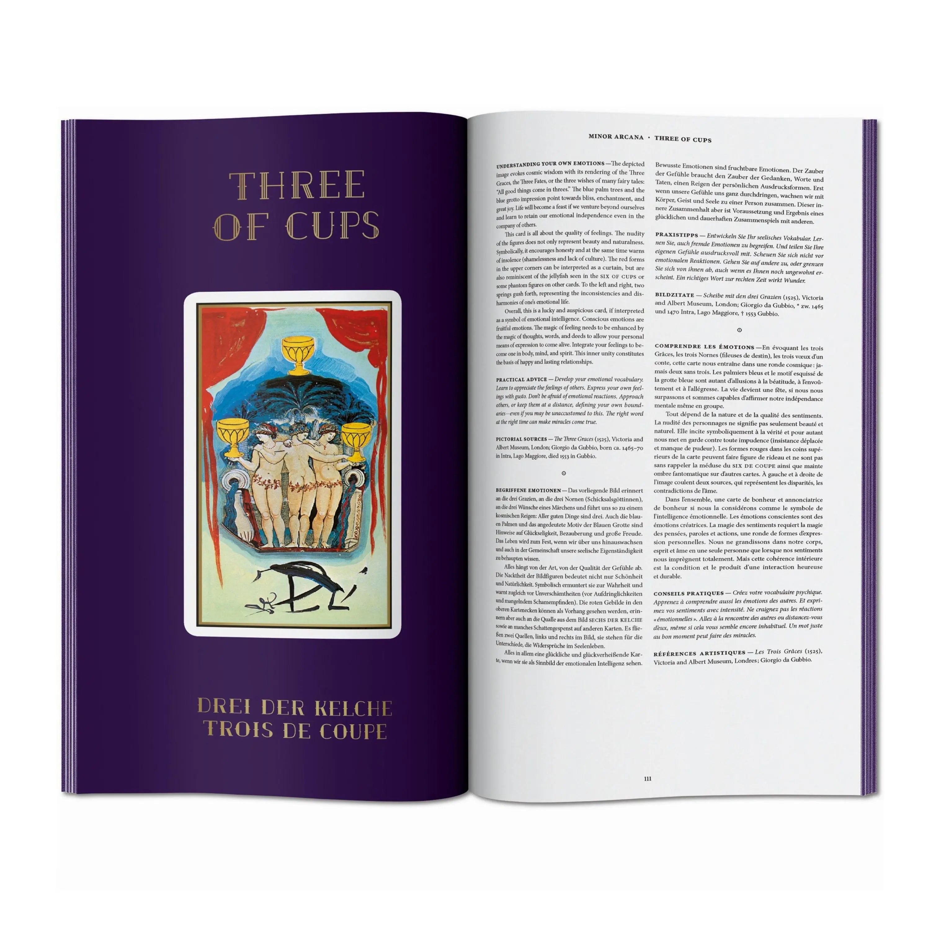 Un libro abierto muestra la carta del tarot "Tres de Copas" y texto explicativo.