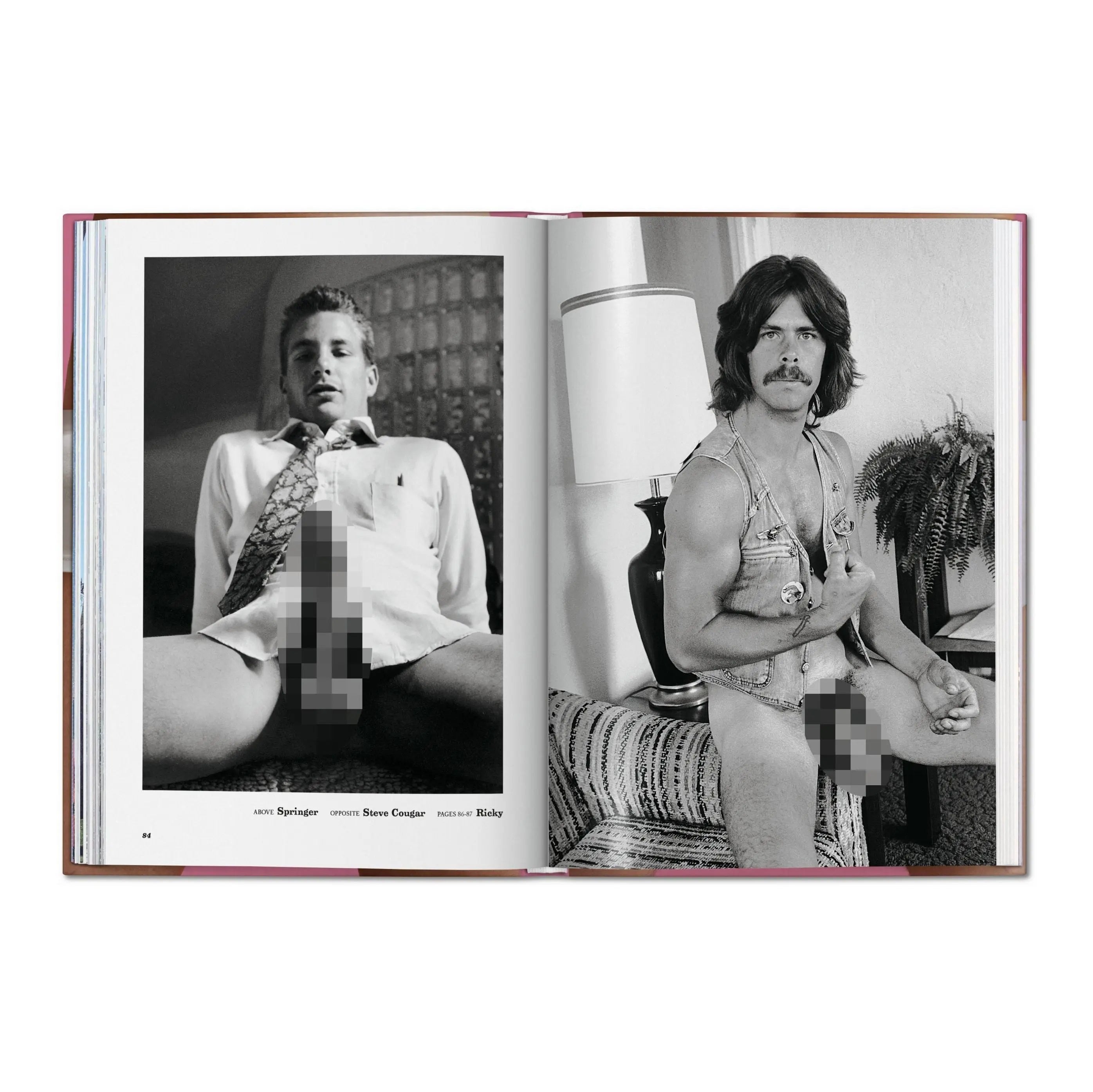 Un libro abierto muestra dos páginas con fotografías en blanco y negro de hombres.