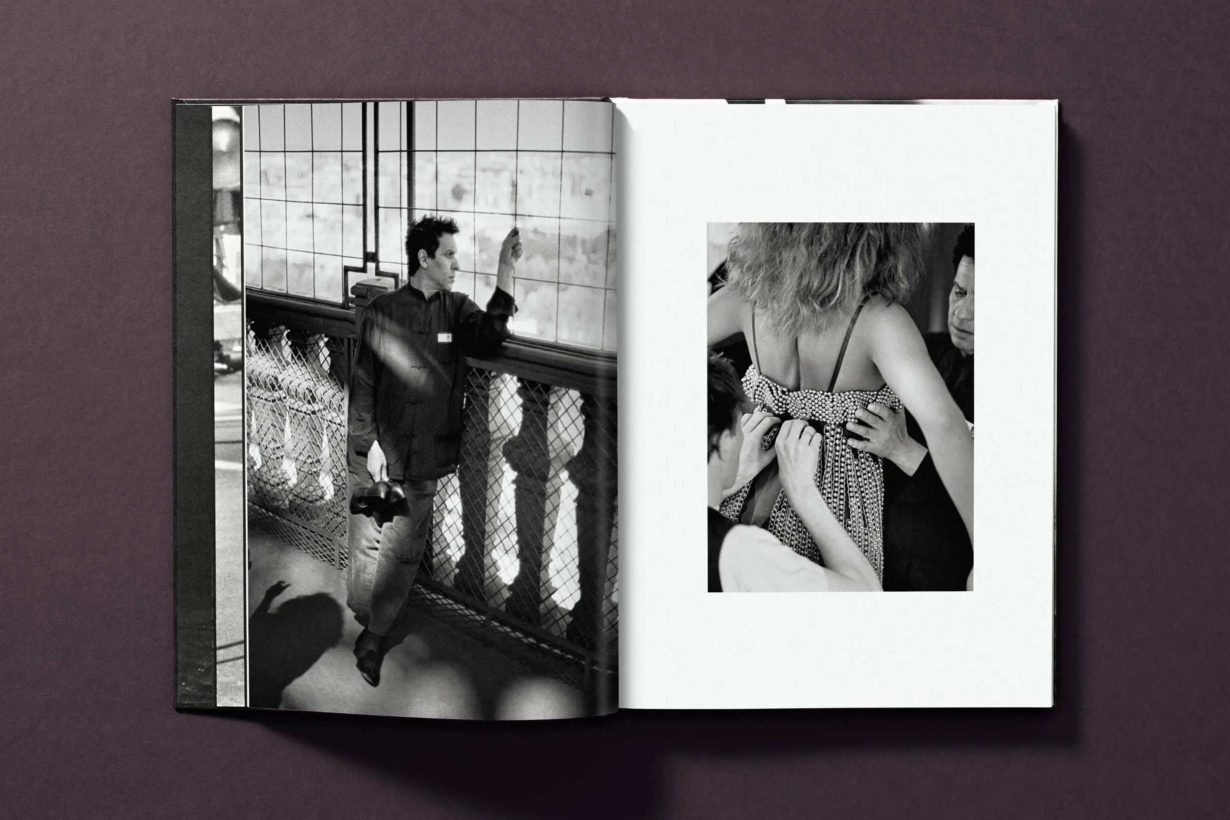Un libro abierto muestra dos fotografías en blanco y negro de Tina Turner.