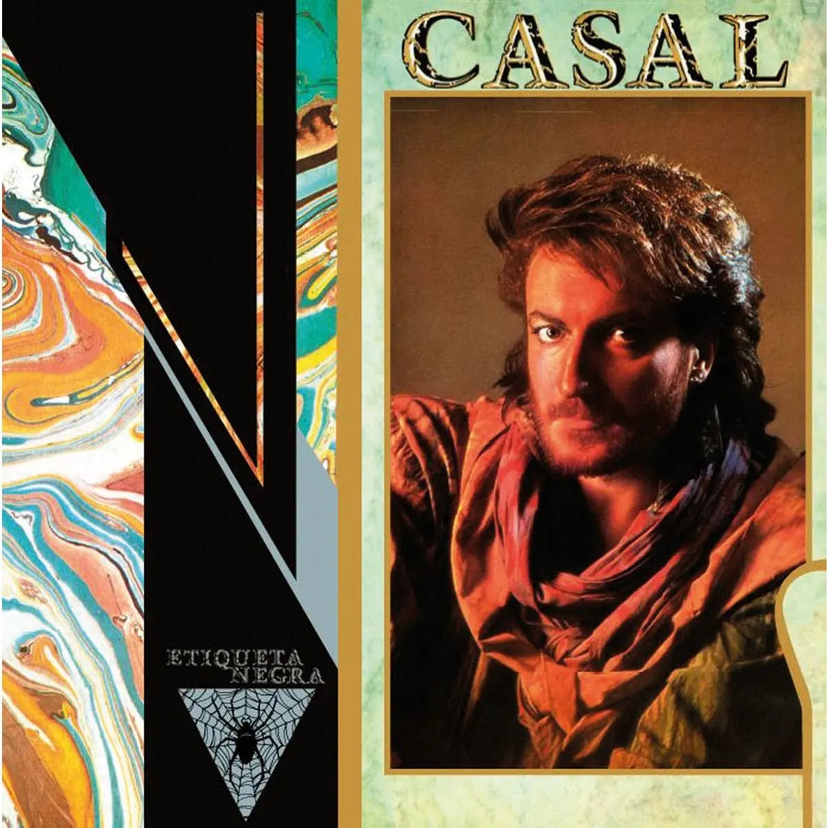 Tino Casal en la portada de su álbum "Etiqueta Negra" con un fondo marmoleado.